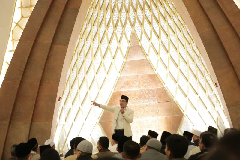 Gubernur Jawa Barat M Ridwan Kamil dan para ASN melaksanakan salat subuh berjamaah di Masjid Al Jabbar, Gedebage, Kota Bandung, Jumat (30/12/2022). (ANTARA/HO-Humas Pemda Jawa Barat)