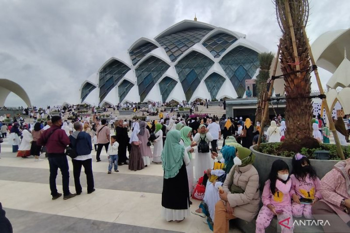 Masjid Al Jabbar Dipadati Warga saat Peresmian