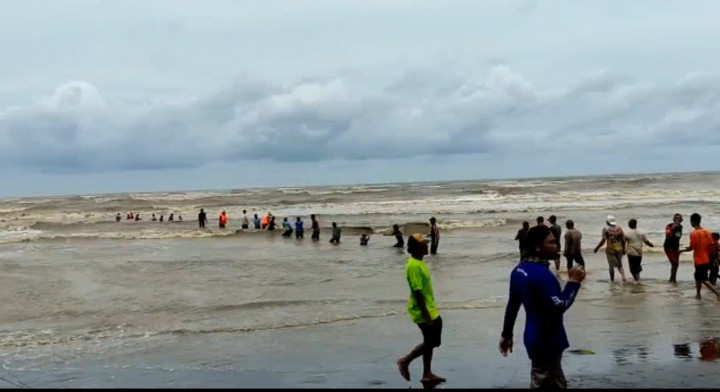 Perahu Nelayan Kandas Dihantam Ombak, 3 ABK Selamat