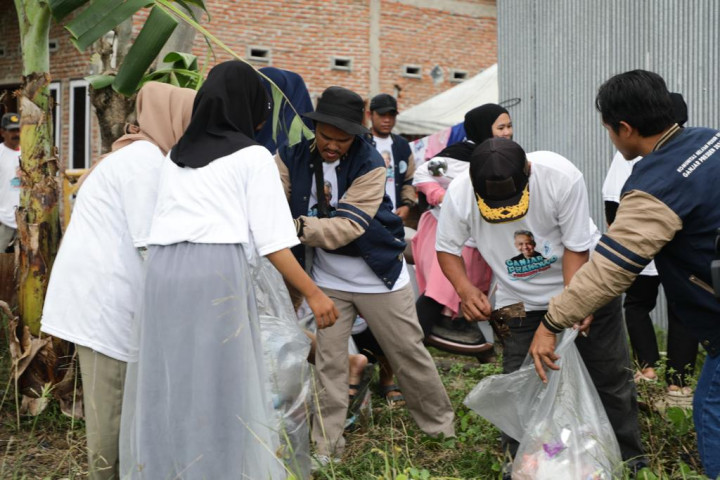 Komunitas Nelayan di Sinjai Bagi-bagi Voucher Solar dan Sembako