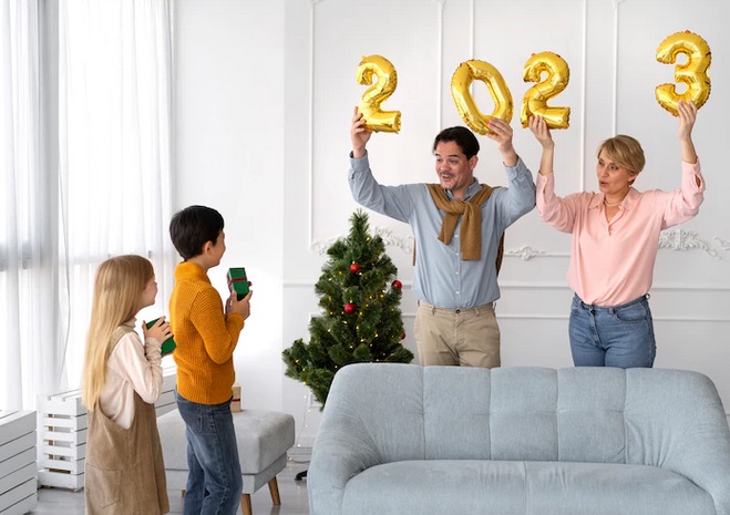 5 Ide Rayakan Malam Pergantian Tahun Bareng Keluarga saat Cuaca Ekstrem