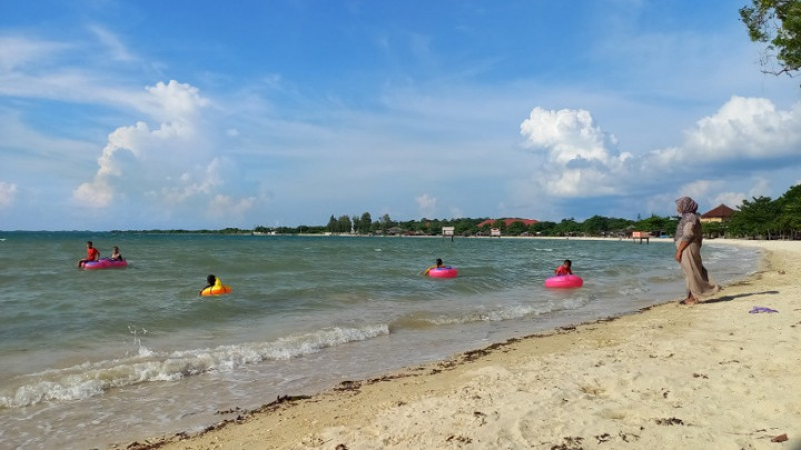 KM Kelimutu 'Utusan' Pemerintah Antarkan Bantuan Logistik untuk Warga Karimunjawa