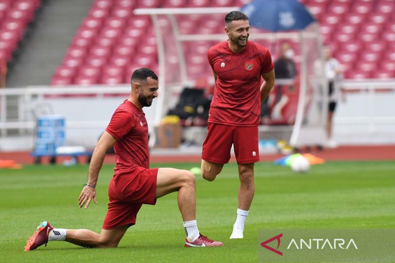 Pesepak bola Timnas Indonesia Jordi Amat (kiri) dan Marc Klok. (ANTARA FOTO/Aditya Pradana Putra/aww)