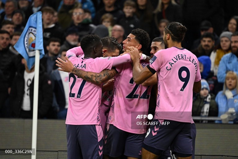 Para pemain Everton merayakan gol Demarai Gray ke gawang Manchester City (AFP/Oli Scarff)