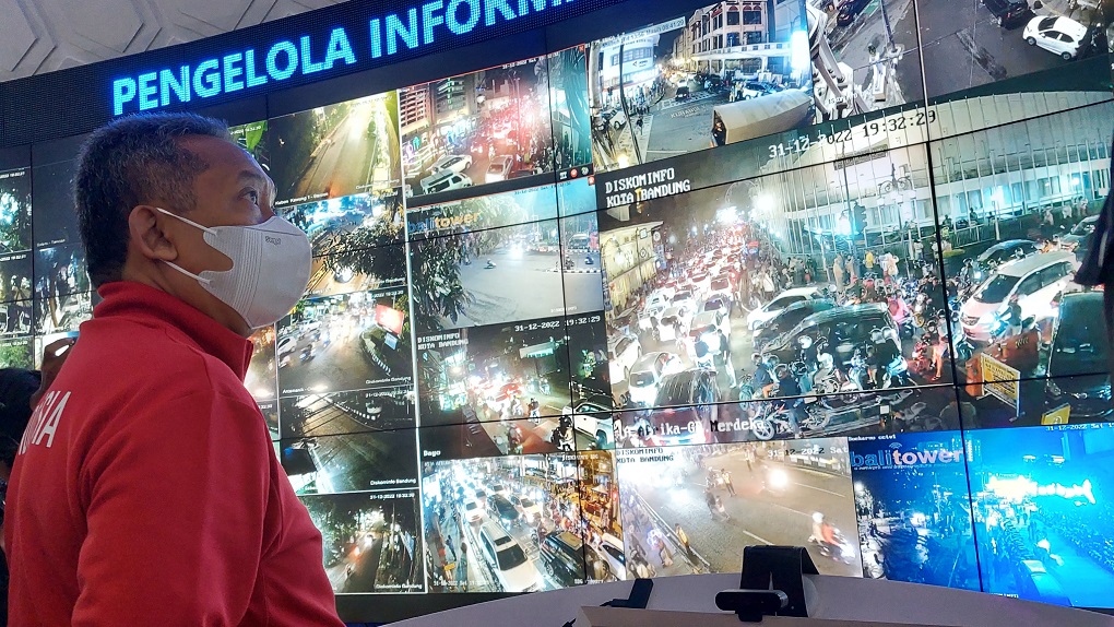 Wali Kota Bandung Yana Mulyana saat memantau malam Tahun Baru 2023. Medcom.id/Roni Kurniawan