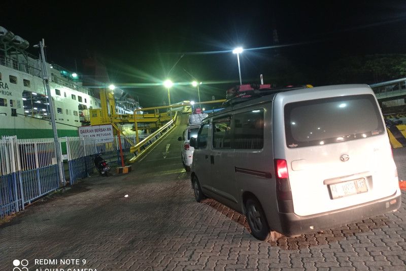 Sejumlah kendaraan naik ke kapal dalam penyeberangan di Pelabuhan Merak-Bakauheni, Lampung, Minggu (1/1/2023) dini hari. ANTARA/Mansur