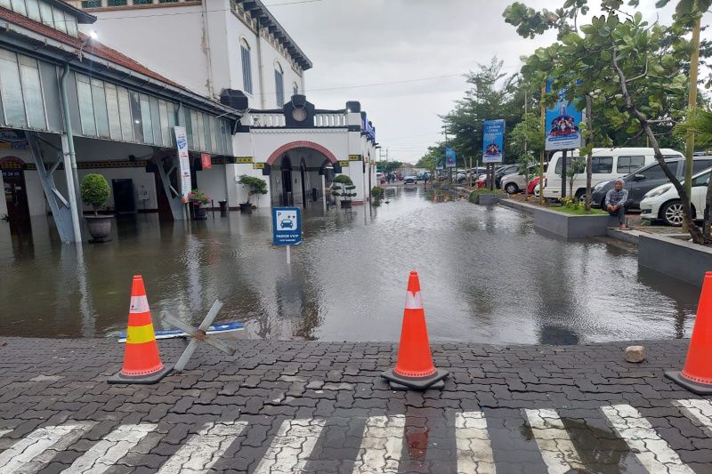 Kondisi depan Stasiun Semarang Tawang yang masih terendam banjir, Minggu. (ANTARA/ HO-PT KAI Daop Semarang)