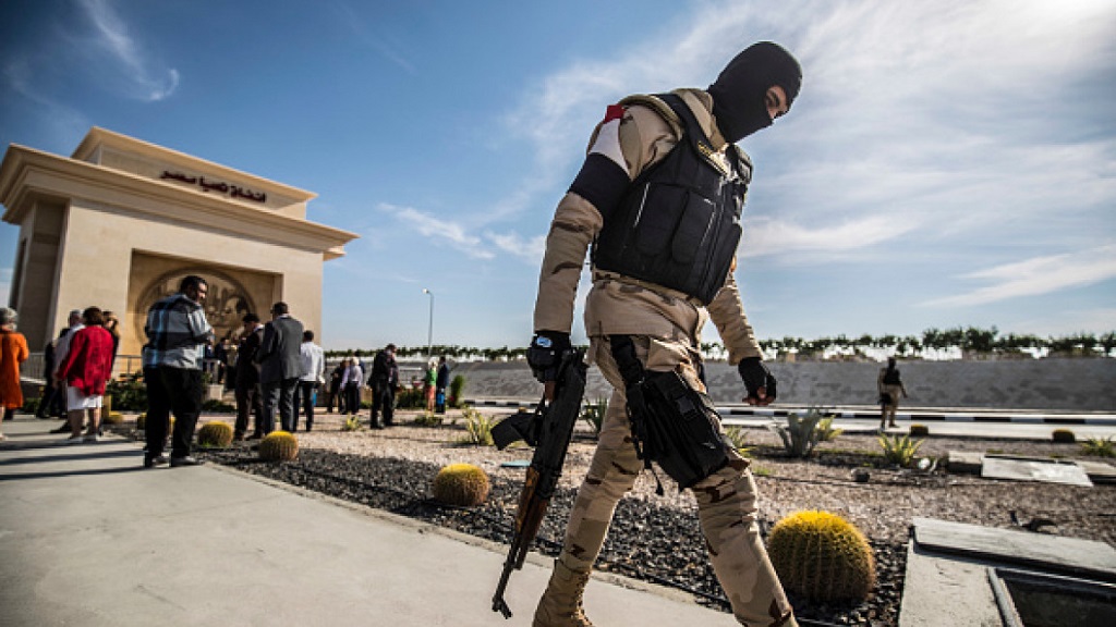 Seorang polisi berpatroli di salah satu pos pemeriksaan di Mesir. (KHALED DESOUKI / AFP / Getty)