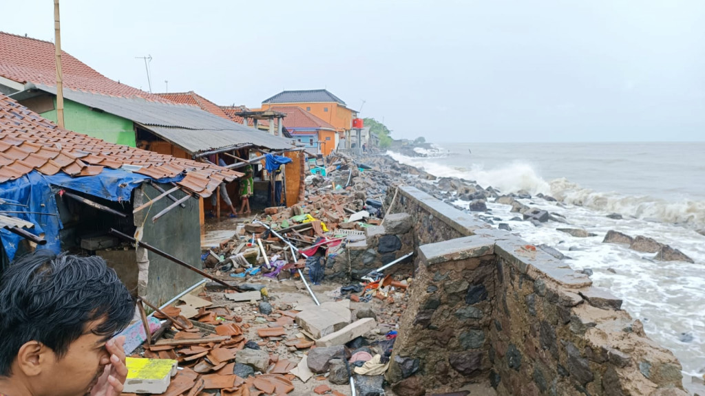 Puluhan Rumah di Indramayu Rusak Dihantam Banjir Rob