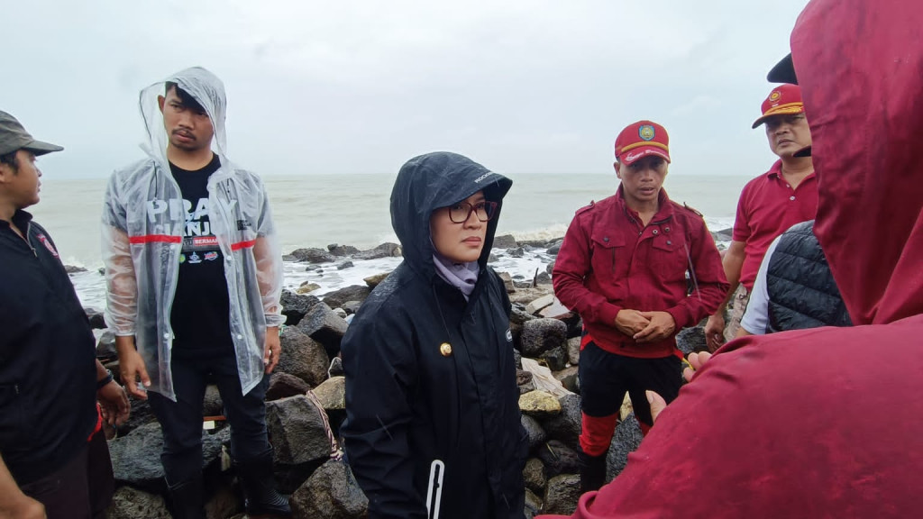 Bupati Indramayu Nina Agustina saat meninjau lokasi bencana di Indramayu.