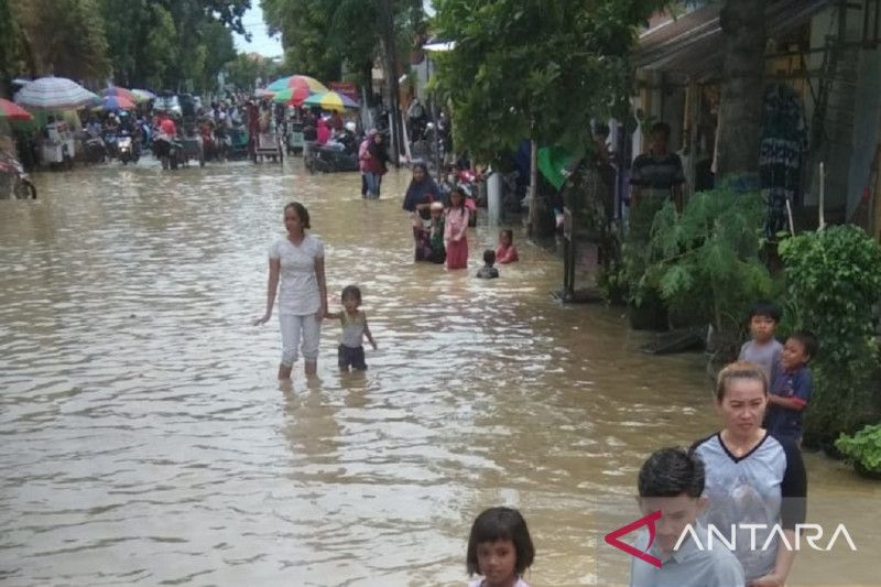 Genangan banjir akibat luapan Sungai Kalikamoning di Kota Sampang, Jawa Timur, Minggu (1/1/2023) (ANTARA/HO-BPBD Sampang)