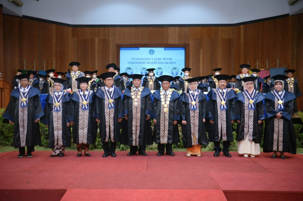 UNY mengukuhkan 8 guru besar baru. Foto: UNY