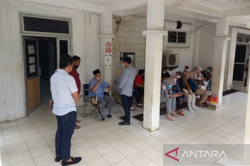 Wakil Bupati Kaur Herlian Muchrim menjalani operasi tulang tangan kiri di Rumah Sakit Umum Daerah (RSUD) M Yunus Bengkulu. Foto: Branda Antara