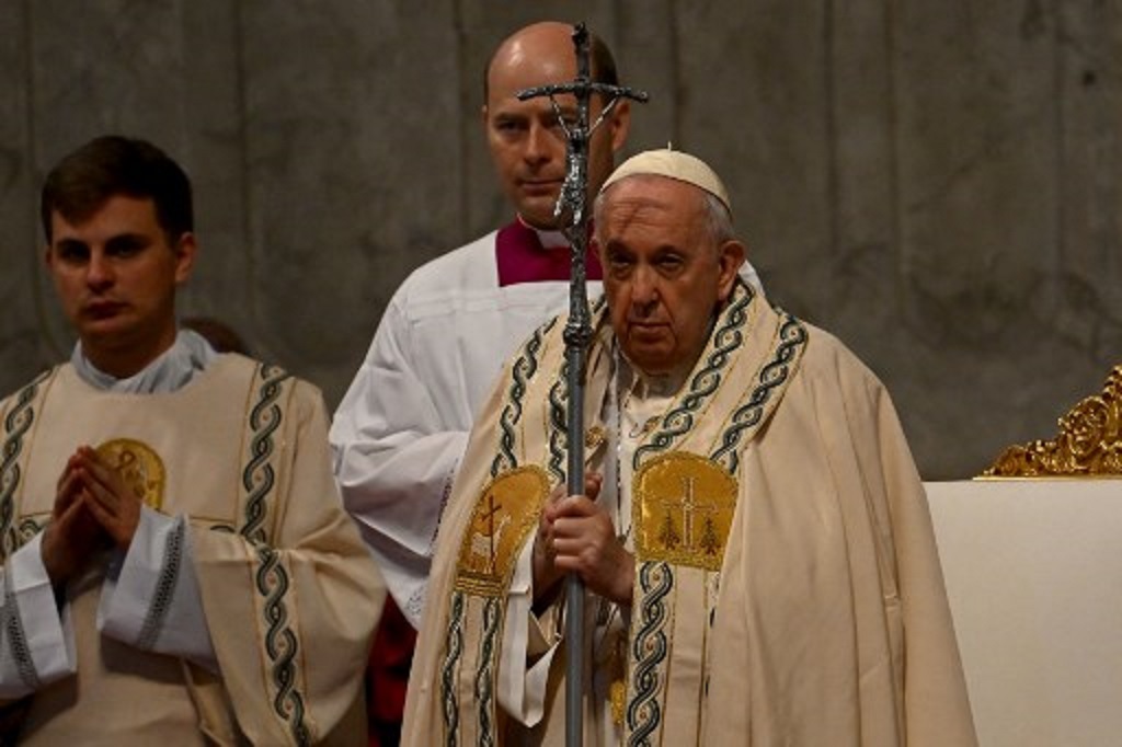 Paus Fransiskus memimpin misa tahun baru di Basilika Santo Petrus, Vatikan, 1 Januari 2023. (Filippo MONTEFORTE / AFP)
