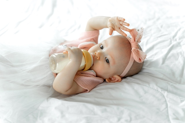Ini dampak minum susu botol sebelum tidur kata ahli. (Foto: Ilustrasi/Dok. Freepik.com)