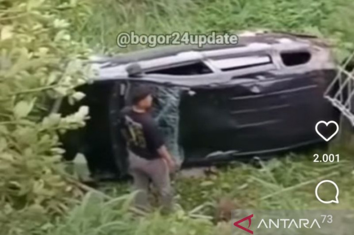 Tak Kuat Menanjak, Mobil Rombongan Wisatawan Masuk ke Jurang