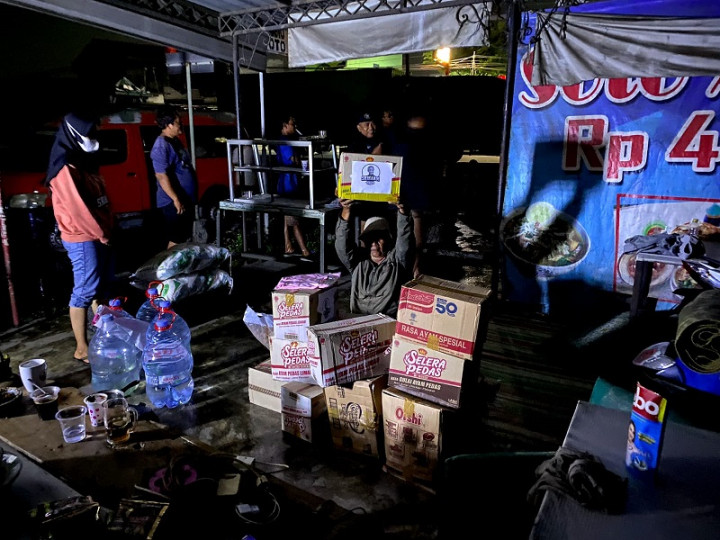 Relawan Bangun Posko dan Distribusikan Bantuan ke Korban Banjir Semarang