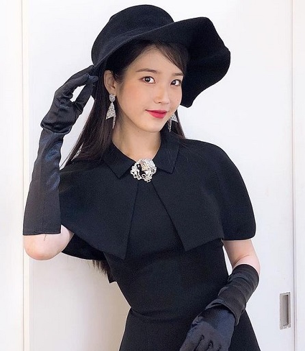 IU sering mengenakan topi vintage floppy straw dalam drama Hotel del Luna. (Foto: Dok. Instagram/@dlwlrma)