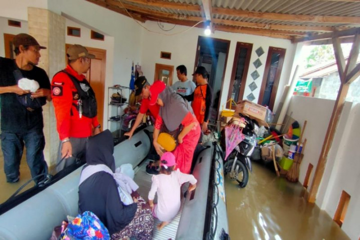 Populer Daerah, Petasan Meledak di Tangan Wakil Bupati Hingga Banjir Rendam Sejumlah Wilayah