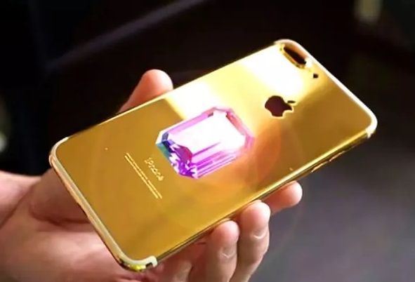 Ponsel harga termahal sedunia dipegang Falcon Supernova iPhone 6 Pink Diamond yang dibanderol dengan harga USD48,5 juta atau setara Rp722 miliar (kurs USD1=Rp14.900). Foto: abplive