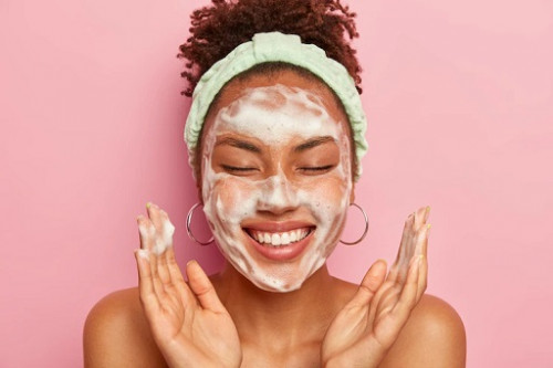 Kulit wajah kita cenderung lebih tipis dan lebih sensitif dibandingkan kulit tubuh. (Foto: Ilustrasi. Dok. Freepik.com)