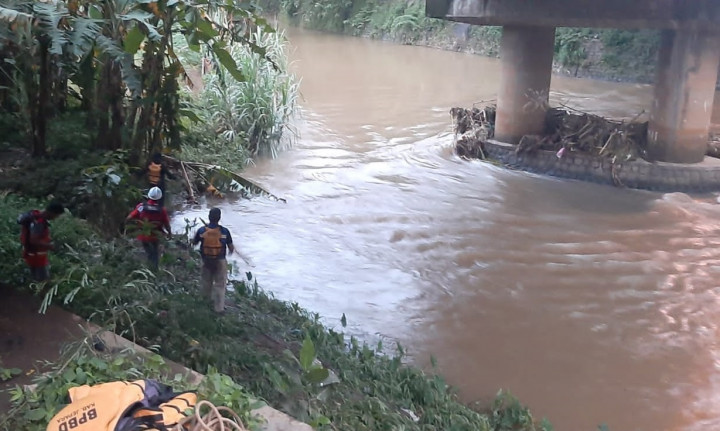 <i>Ngadem</i> di Sungai Usai Main Bola, Santri Hilang Terseret Arus