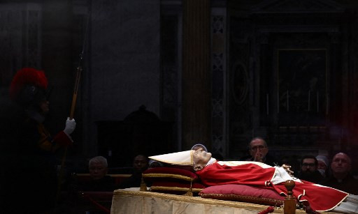 Puluhan Ribu Orang Beri Penghormatan Terakhir di Hadapan Jenazah Paus Emeritus Benediktus XVI