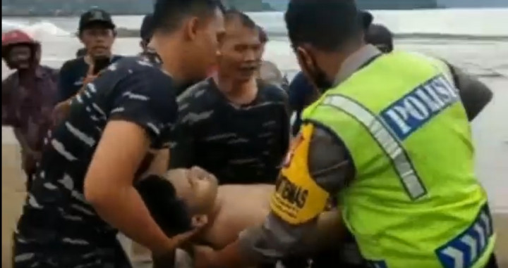 Seorang Wisatawan Terseret Ombak di Pantai Prigi Trenggalek Ditemukan Tewas