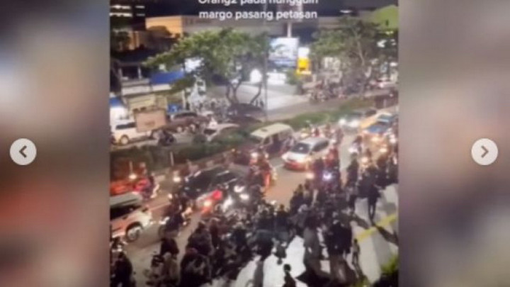 Ratusan Warga Depok Menunggu Pesta Kembang Api di Mal, Ternyata Zonk!