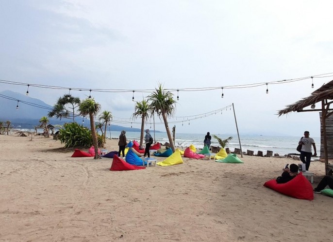 Salah satu tempat wisata yang ada di pesisir Lampung. Lampost.co/Triyadi Isworo