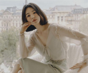 Gaya 'Kalem' Song Hye Kyo Pakai Busana Serba Pastel, Feminin Banget!