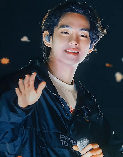 Intip Outfit Kasual hingga Formal V BTS, Top 10 Pria Paling Tampan Versi TC Candler