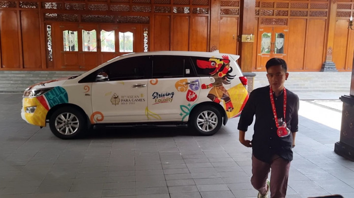 Lepas Masker, Gibran <i>Ngantor</i> Berkalung Botol Minum Kekinian