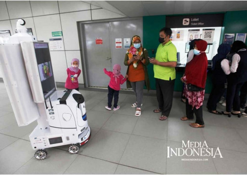 Ropi membantu para penumpang MRT. (Foto: Media Indonesia)
