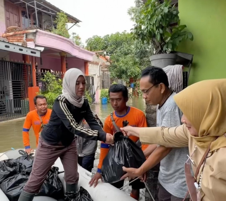 Duh! Istri Bupati, Chacha Frederica Tak Dikenali Warga saat Beri Bantuan