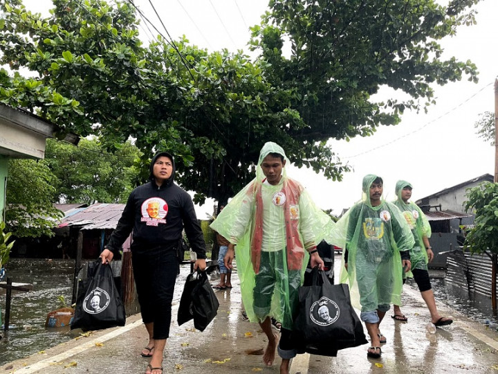 Bansos Dibagikan ke Warga Terdampak Banjir di Antang Makassar