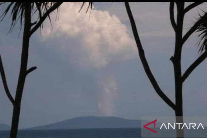 Dini Hari, Gunung Anak Krakatau Kembali Erupsi