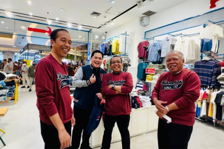 Momen Jokowi dan Sejumlah Menteri Belanja Produk Lokal di Mal Pekanbaru