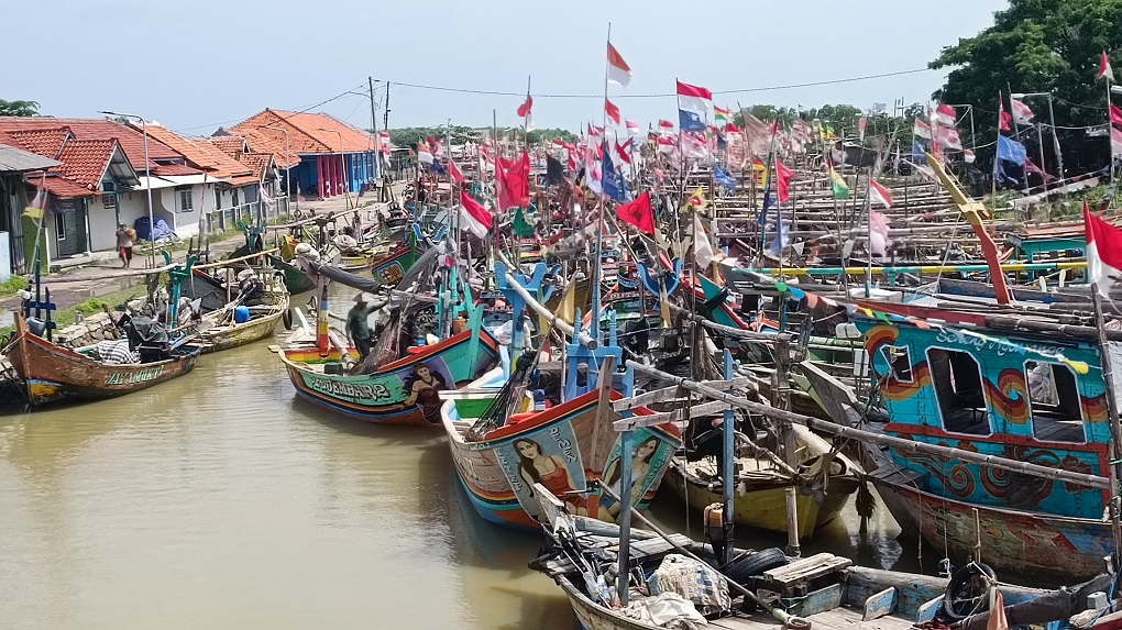 Puluhan kapal nelayan bersandar di Sungai Cikempar Mundu Cirebon. Mereka memilih tidak melaut karena cuaca ekstrem.