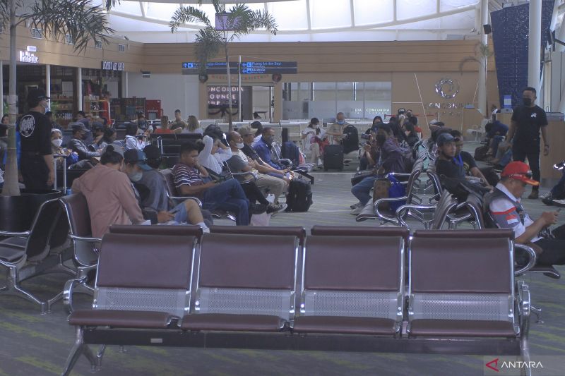 Suasana penumpang pesawat berada di Terminal Keberangkatan Bandara El Tari Kupang, Kota Kupang, NTT, Senin (19/12/2022). ANTARA FOTO/Kornelis Kaha