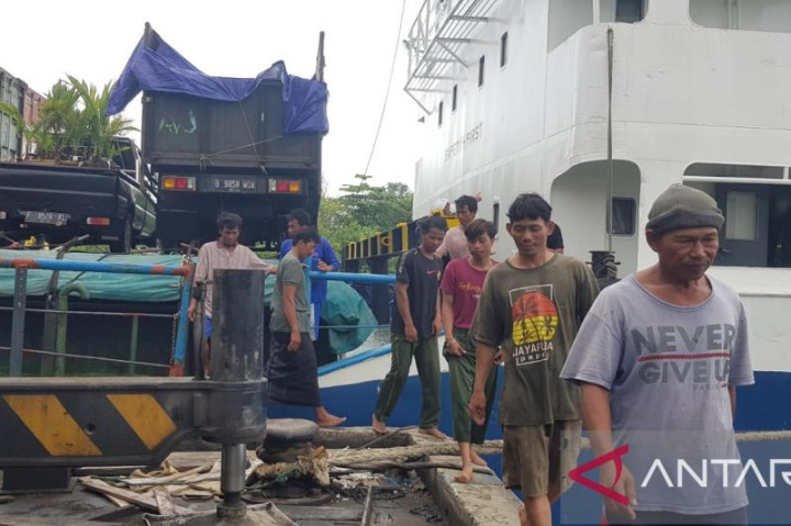 Terlibat Kecelakaan, 10 Awak KM Mekar Jaya Dievakuasi ke Pelabuhan Tanjung Pandan