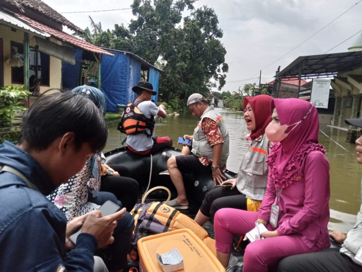 Petugas Kesehatan Pakai Perahu Karet Layani Korban Banjir di Jepara