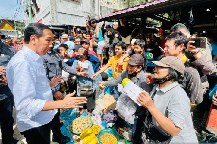Tinjau Pasar di Dumai, Presiden Jokowi Bagikan Bantuan