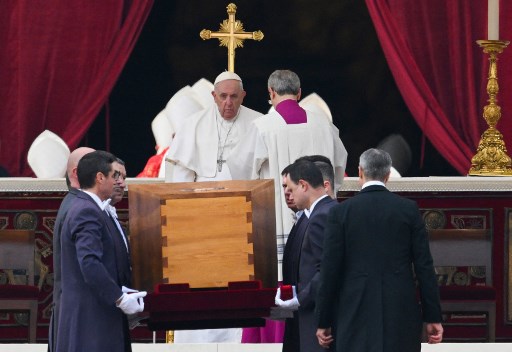 Cedera Lutut, Paus Fransiskus Tetap Pimpin Misa Pemakaman Pendahulunya