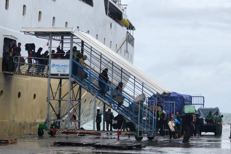 Penumpang Pelabuhan Makassar Diminta Waspada Cuaca Buruk