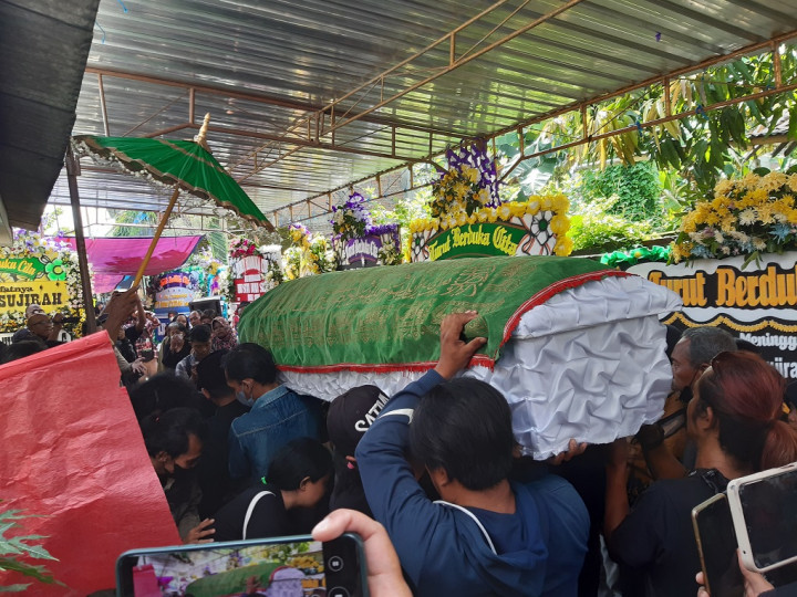 Mendiang Istri Wiji Thukul Dimakamkan di TPU Purwoloyo Kota Solo