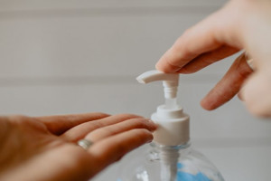 Penyanitasi Tangan Ini Fasilitasi Hand Sanitizer Gratis di SPBU