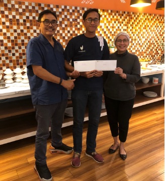 Jurnalis A. Firdaus saat mendapatkan hadiah pemenang lomba penulisan Pariwisata Jember kategori penjurian dari HAM (Foto: Dok. HAM)