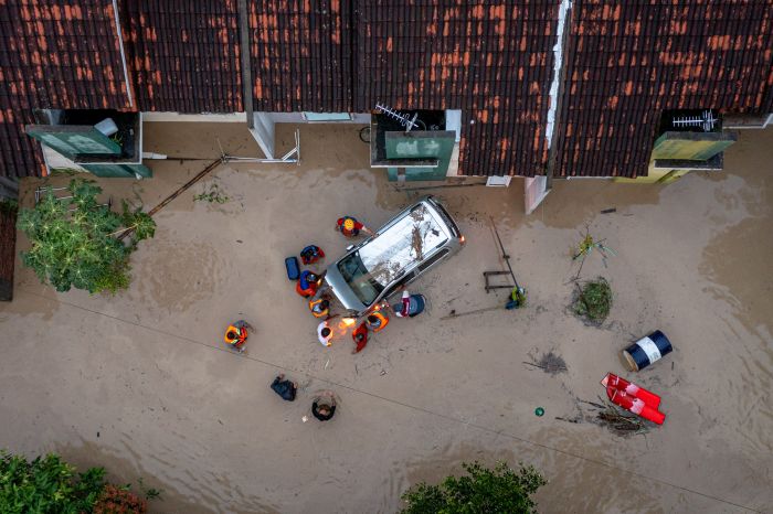 Seorang Lansia Tewas Terjebak Banjir Bandang di Perumahan Dinar Indah Semarang