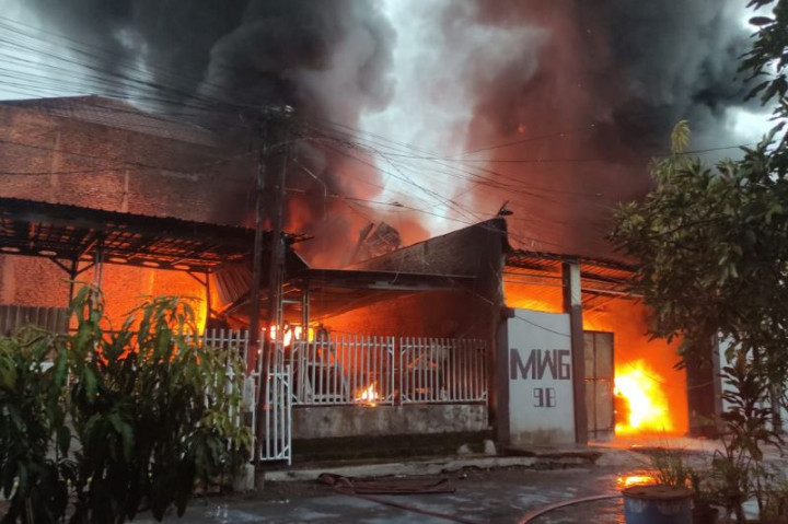 Gudang Tiner di Semarang Terbakar, 12 Mobil Pemadam Dikerahkan